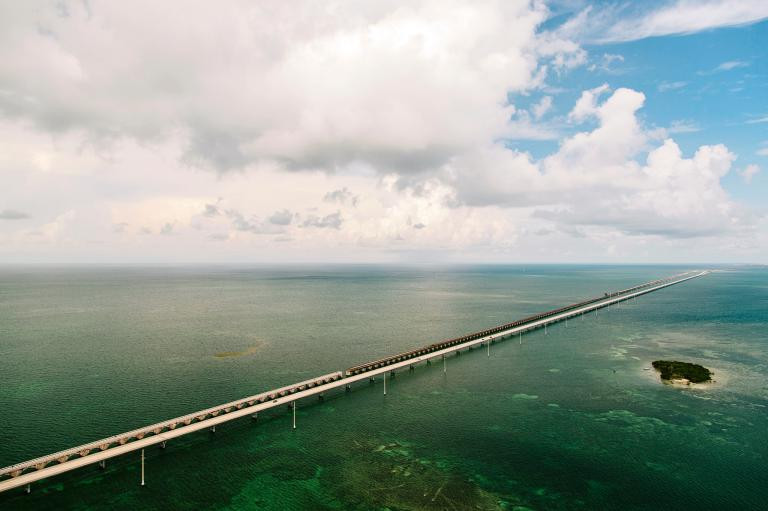 Cầu Seven Mile tuyệt đẹp trên đường cao tốc vượt biển Overseas ở Florida (Mỹ), chạy qua eo biển giữa vịnh Mexico và eo biển Florida đến đất liền. Chiều dài của nó là gần 7 dặm (10,93km). Khi hoàn thành vào năm 1982, cầu Seven Mile (Bảy Dặm) được ghi nhận là cây cầu bêtông bắc qua biển dài nhất thế giới. (Nguồn: NatGeo)