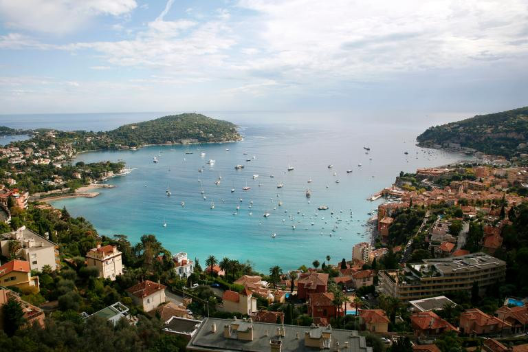 Villefranche-sur-Mer, một thị trấn đánh cá đẹp như tranh vẽ ở vùng Côte d'Azur của Pháp. Du khách có thể thấy mọi thứ từ những chiếc du thuyền đến chiến hạm trong cảng nước sâu ở đây. (Nguồn: NatGeo)