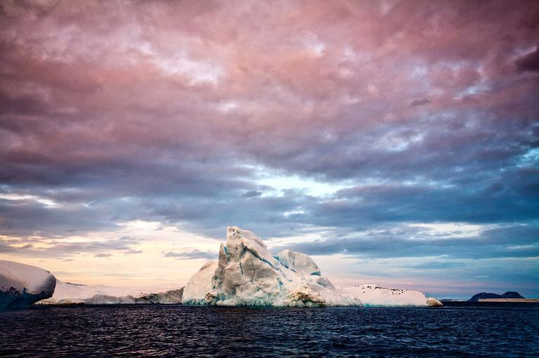 Một bầy chim cánh cụt Adélie hiện lên như những đốm màu đen trên một tảng băng trôi khổng lồ gần đảo quỷ ở Nam Cực. Khoảng 2,7 triệu con chim cư trú trong khu vực biển Ross. (Nguồn: NatGeo)