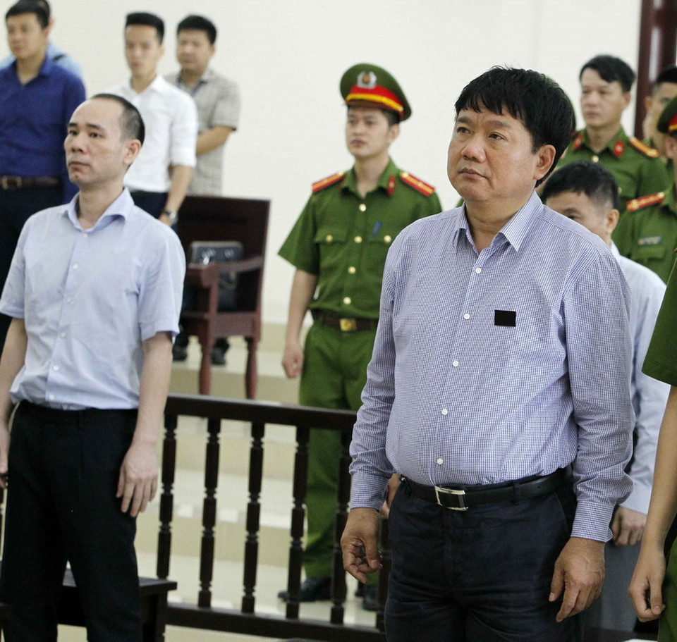  Bị cáo Đinh La Thăng (bên phải), nguyên Chủ tịch Hội đồng thành viên PVN và bị cáo Vũ Đức Thuận, nguyên Tổng Giám đốc PVC tại phiên tòa. (Ảnh: Văn Điệp/TTXVN)