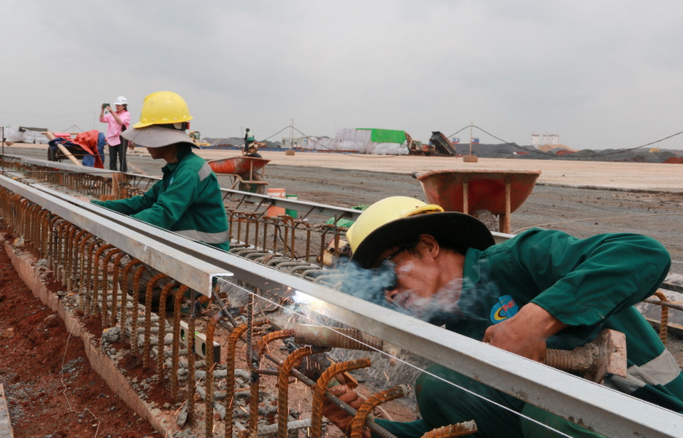 Công nhân làm hàng rào đường cất hạ cánh sân bay Long Thành. (Ảnh: Công Phong/TTXVN)