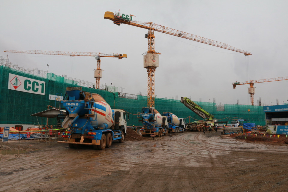 Máy móc, phương tiện thi công nhà ga hành khách sân bay Long Thành. (Ảnh: Công Phong/TTXVN)