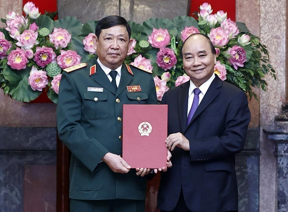 Chủ tịch nước Nguyễn Xuân Phúc trao Quyết định thăng quân hàm từ Trung tướng lên Thượng tướng đối với đồng chí Huỳnh Chiến Thắng, Uỷ viên Trung ưởng Đảng, Phó Tổng Tham mưu trưởng Quân đội nhân dân Việt Nam. (Ảnh: Thống Nhất/TTXVN)