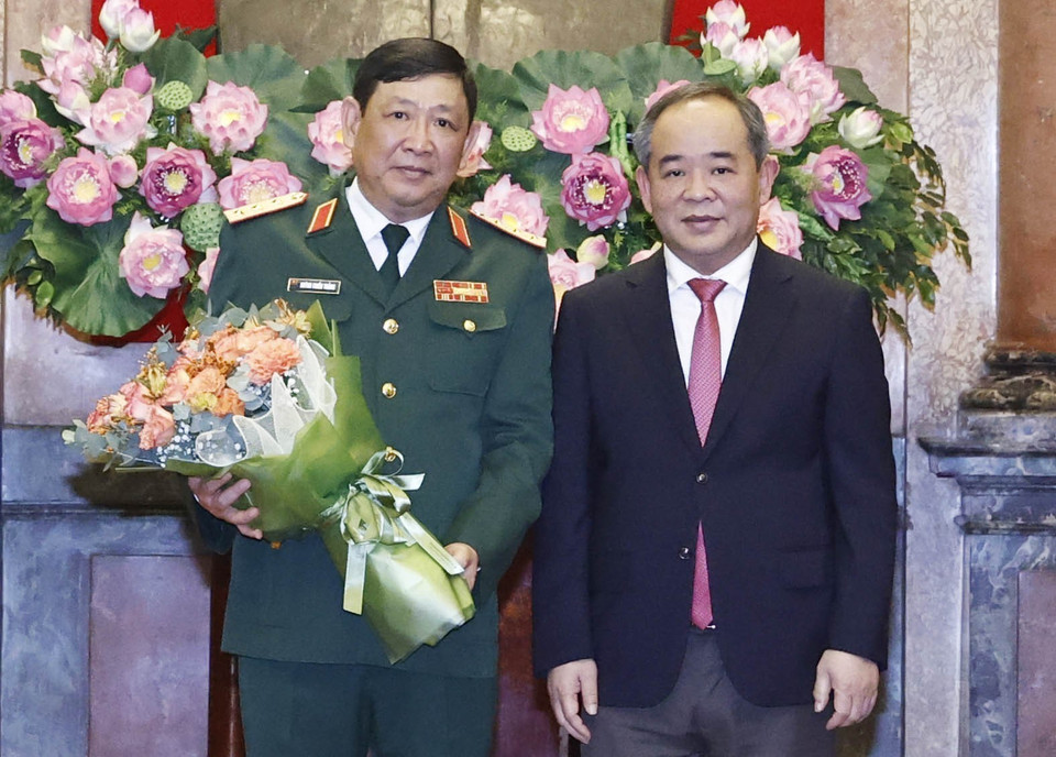 Đồng chí Lê Khánh Hải, Uỷ viên Trung ương Đảng, Chủ nhiệm Văn phòng Chủ tịch nước tặng hoa đồng chí Huỳnh Chiến Thắng, Uỷ viên Trung ương Đảng, Phó Tổng Tham mưu trưởng Quân đội nhân dân Việt Nam. (Ảnh: Thống Nhất/TTXVN)