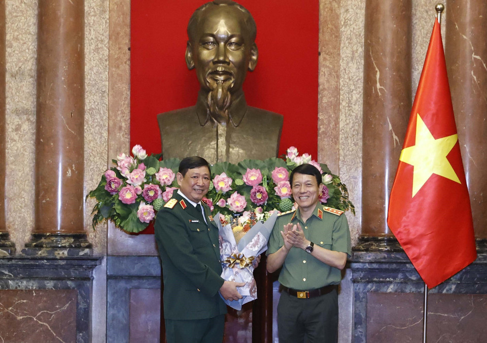 Thượng tướng Lương Tam Quang, Uỷ viên Trung ưởng Đảng Thứ trưởng Bộ Công an tặng hoa đồng chí Huỳnh Chiến Thắng, Uỷ viên Trung ương Đảng, Phó Tổng Tham mưu trưởng Quân đội nhân dân Việt Nam. (Ảnh: Thống Nhất/TTXVN)
