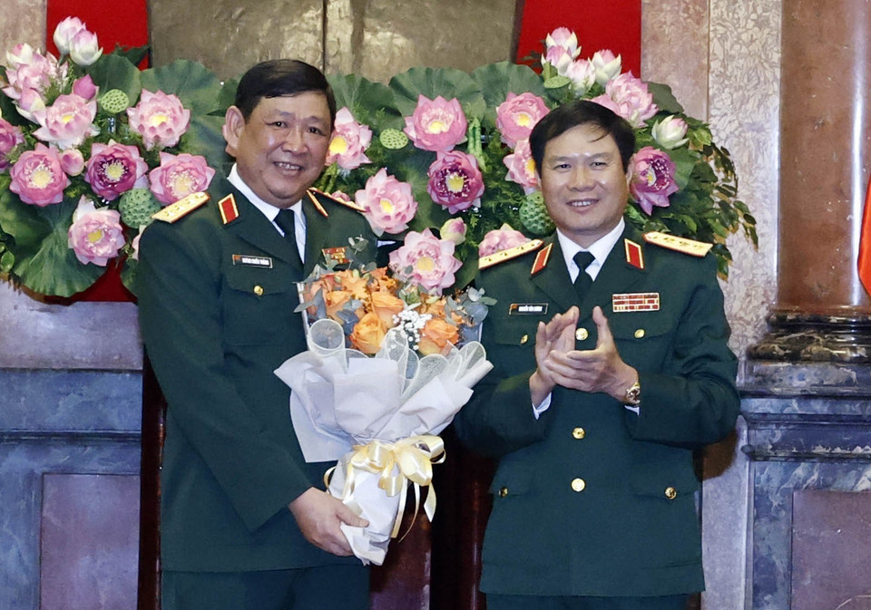 Thượng tướng Nguyễn Tân Cương, Uỷ viên Trung ương Đảng,Tổng tham mưu trưởng Quân đội nhân dân Việt Nam, Thứ trưởng Bộ Quốc phòng tặng hoa đồng chí Huỳnh Chiến Thắng, Uỷ viên Trung ương Đảng, Phó Tổng Tham mưu trưởng Quân đội nhân dân Việt Nam. (Ảnh: Thống Nhất/TTXVN)