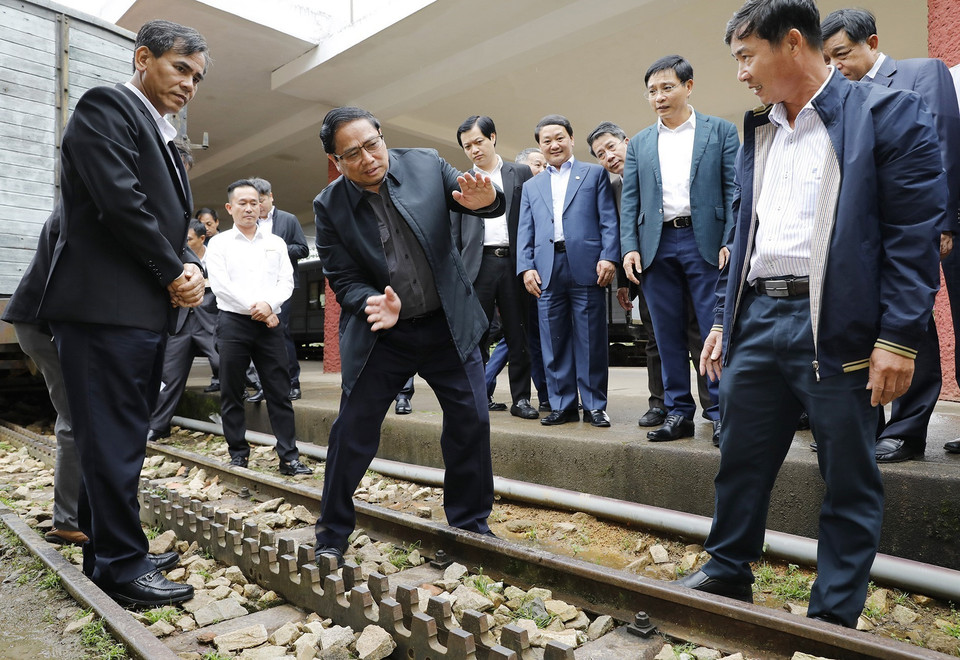 Thủ tướng Phạm Minh Chính tham quan hiện vật đường ray xe lửa tại khu Di tích Lịch sử-Văn hóa Quốc gia Ga Đà Lạt. (Ảnh: Dương Giang/TTXVN)