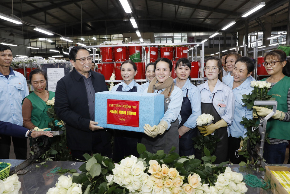 Thủ tướng Phạm Minh Chính tặng quà cho công nhân, người lao động Công ty Dalat Hasfarm. (Ảnh: Dương Giang/TTXVN)