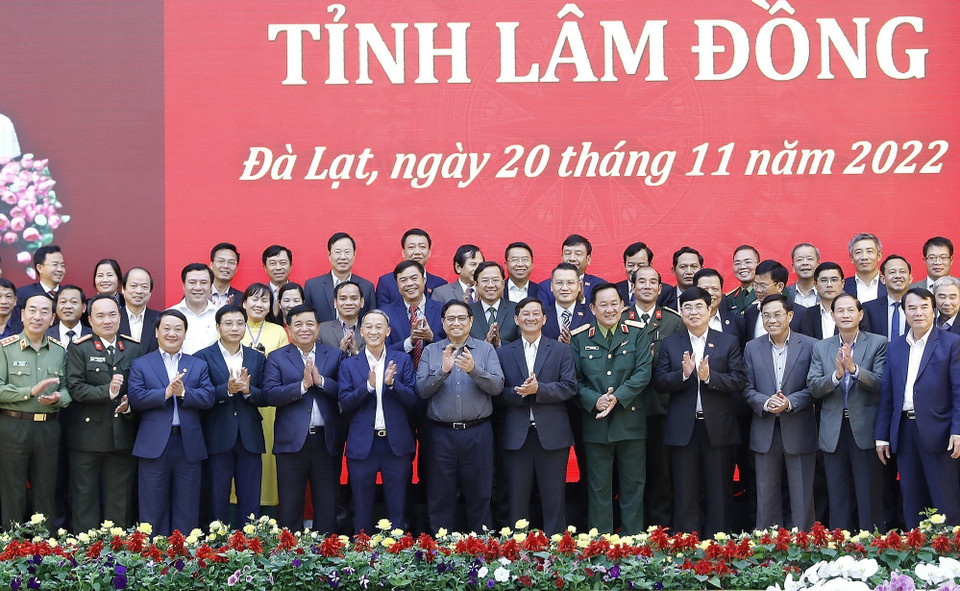 Thủ tướng Phạm Minh Chính với lãnh đạo tỉnh Lâm Đồng. (Ảnh: Dương Giang/TTXVN)