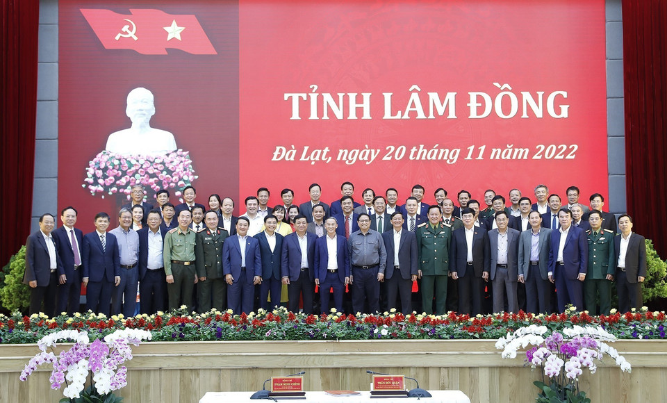 Thủ tướng Phạm Minh Chính với lãnh đạo tỉnh Lâm Đồng. (Ảnh: Dương Giang/TTXVN)