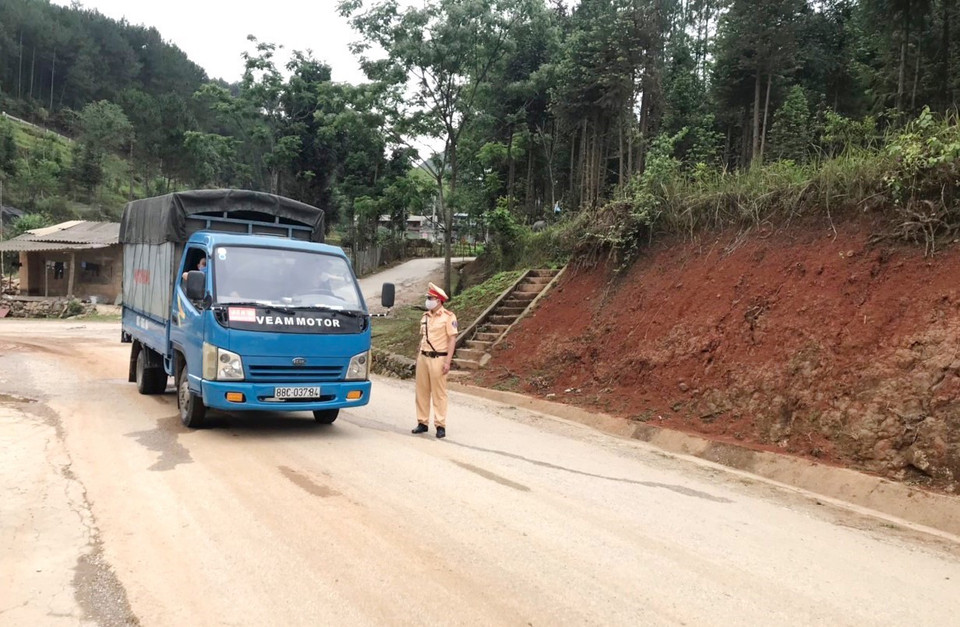 Lực lượng chức năng kiên quyết không để dịch xâm nhập vào địa bàn. (Ảnh: Minh Tâm/TTXVN)