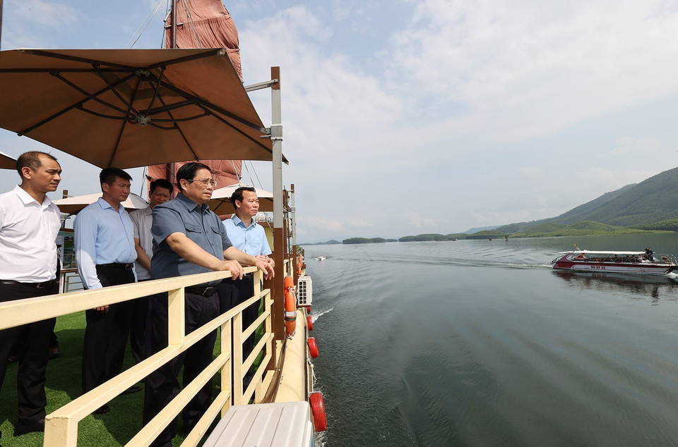 Hình ảnh Thủ tướng Phạm Minh Chính khảo sát đồ án quy hoạch chung xây dựng khu du lịch quốc gia hồ Thác Bà. (Ảnh: Dương Giang/TTXVN)