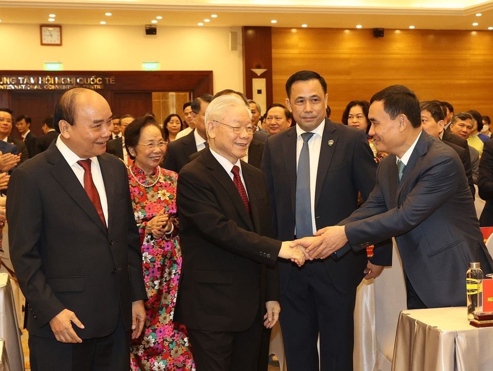 Tổng Bí thư Nguyễn Phú Trọng, Chủ tịch nước Nguyễn Xuân Phúc với các đại biểu dự lễ kỷ niệm. (Ảnh: Trí Dũng/TTXVN)