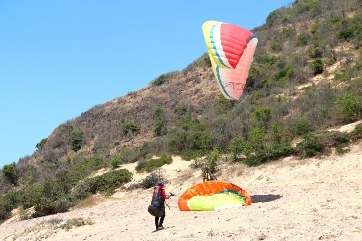 Khu vực luyện tập dành cho người mới tập chơi dù lượn tại Hòn Hồng thuộc địa phận xã Hòa Thắng, huyện Bắc Bình, Bình Thuận. (Ảnh: Nguyễn Thanh/TTXVN)