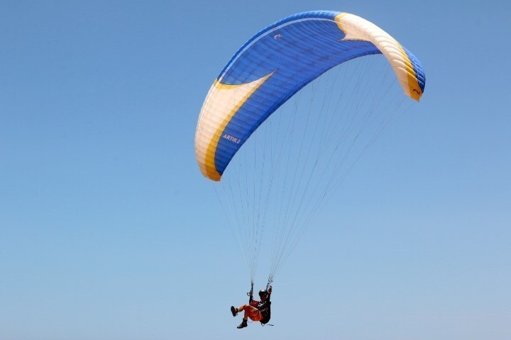 Với lợi thế núi cao, thoáng đãng và dốc núi thoai thoải ít chướng ngại vật nên Hòn Hồng rất thích hợp với trò mạo hiểm này. (Ảnh: Nguyễn Thanh/TTXVN)