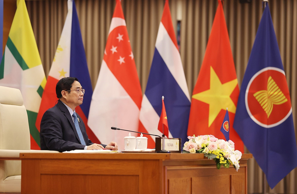 Thủ tướng Phạm Minh Chính tham dự Hội nghị cấp cao ASEAN lần thứ 38 theo hình thức trực tuyến. (Ảnh: Dương Giang/TTXVN)