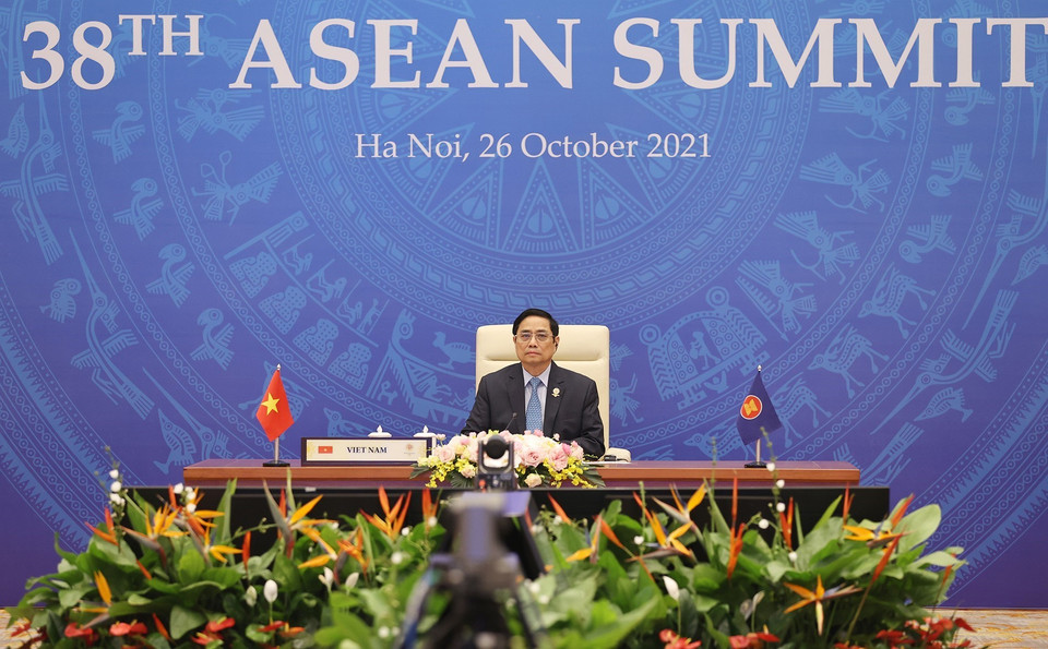Nhận lời mời của Quốc vương Brunei Hassanal Bolkiah, Chủ tịch ASEAN 2021, sáng 26/10, Thủ tướng Chính phủ Phạm Minh Chính tham dự và phát biểu tại Hội nghị cấp cao ASEAN lần thứ 38 theo hình thức trực tuyến. (Ảnh: Dương Giang/TTXVN)