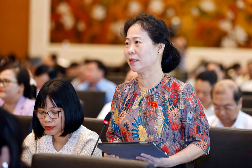 Đại biểu Quốc hội tỉnh Sóc Trăng Tô Ái Vang phát biểu. (Ảnh: Doãn Tấn/TTXVN)