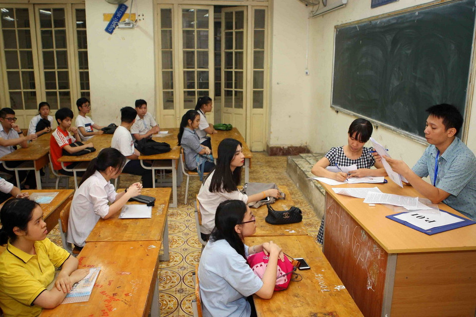 Thí sinh nghe cán bộ coi thi phổ biến quy chế kỳ thi. (Ảnh: Thanh Tùng/TTXVN)