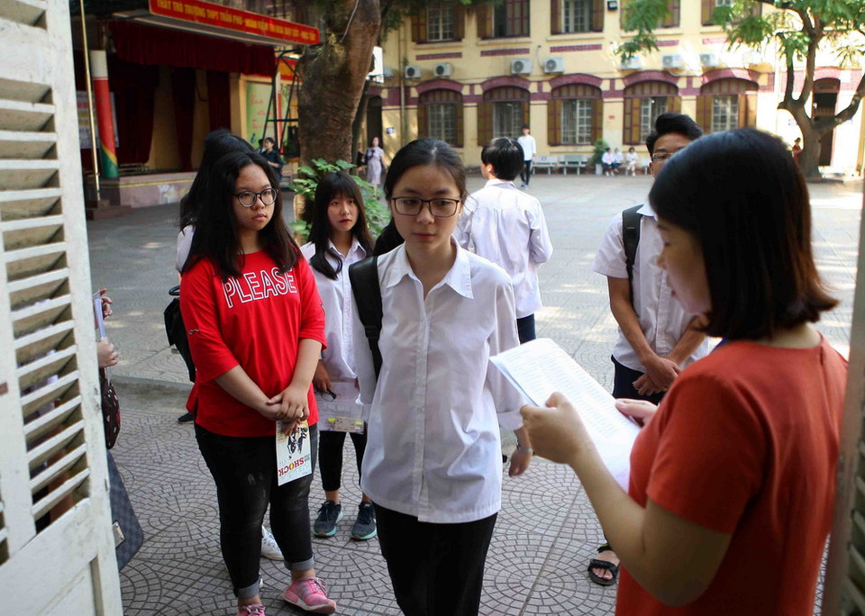 Gọi thí sinh vào phòng thi theo số báo danh. (Ảnh: Thanh Tùng/TTXVN)