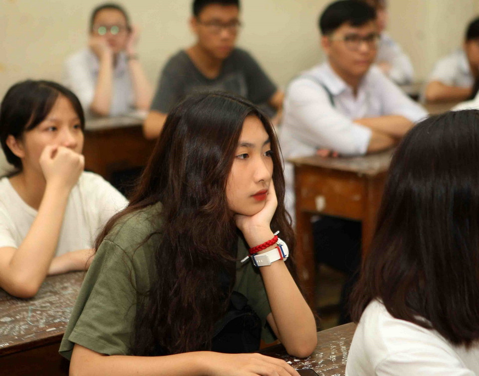 Thí sinh nghe cán bộ coi thi phổ biến quy chế kỳ thi tại điểm thi Trường THPT Trần Phú. (Ảnh: Thanh Tùng/TTXVN)