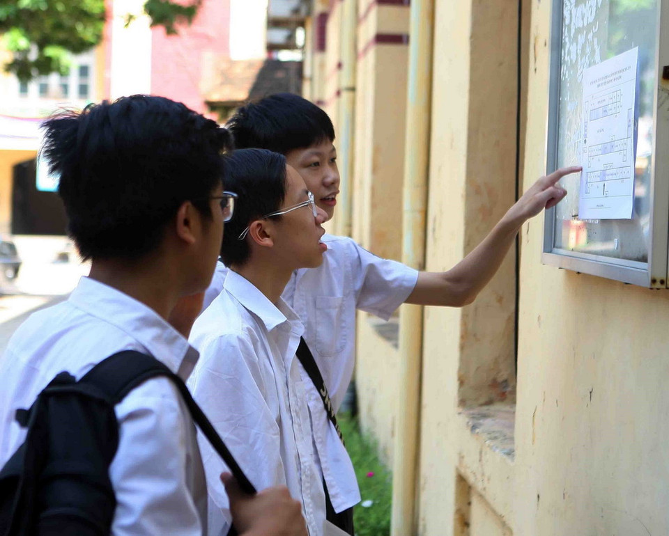 Thí sinh xem số báo danh, sơ đồ phòng thi. (Ảnh: Thanh Tùng/TTXVN)