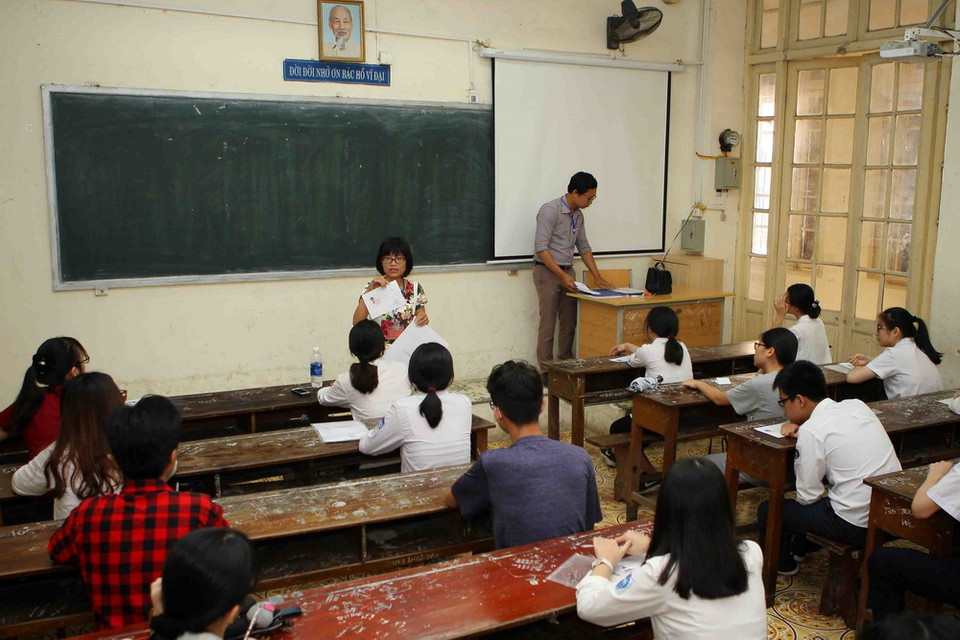 Thí sinh nghe cán bộ coi thi phổ biến quy chế kỳ thi. (Ảnh: Thanh Tùng/TTXVN)