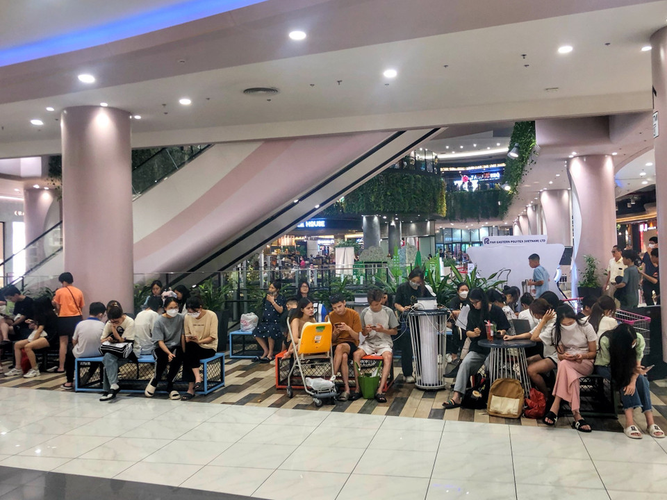 Các ghế ngồi nghỉ tại Trung tâm thương mại AEON Mall Hà Đông (quận Hà Đông, Hà Nội) luôn kín chỗ. (Ảnh: Tuấn Đức/TTXVN)