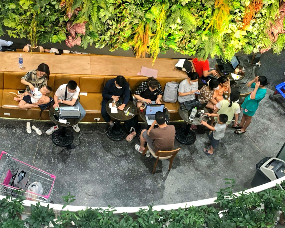 Nhiều người tới trung tâm thương mại từ sáng tới chiều muộn. (Ảnh: Tuấn Đức/TTXVN)