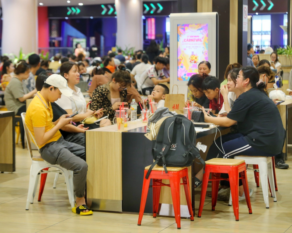 Ngay từ lúc mở cửa, các cửa hàng trong trung tâm thương mại đã chật kín người. (Ảnh: Tuấn Đức/TTXVN)