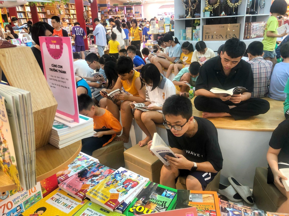 Nhà sách tại trung tâm thương mại kín chỗ. (Ảnh: Tuấn Đức/TTXVN)