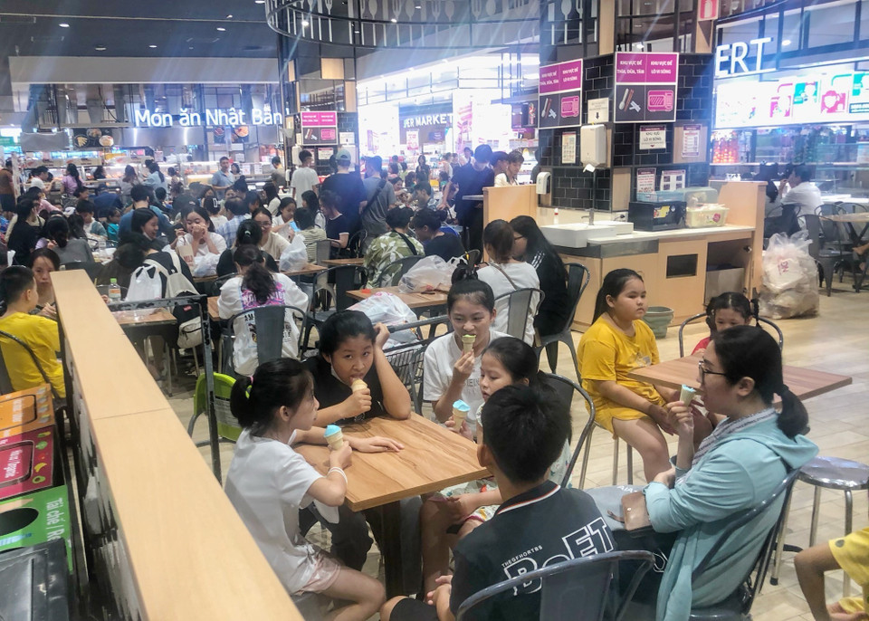 Các cửa hàng dịch vụ ăn uống hầu như không còn chỗ trống. (Ảnh: Tuấn Đức/TTXVN)