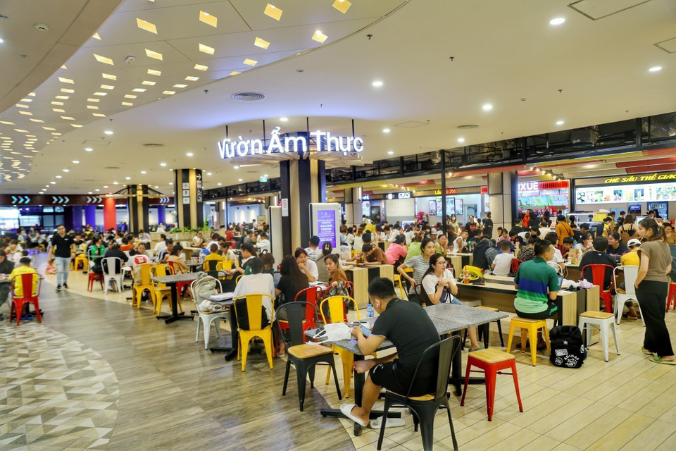 Các cửa hàng dịch vụ ăn uống chật kín người. (Ảnh: Tuấn Đức/TTXVN)