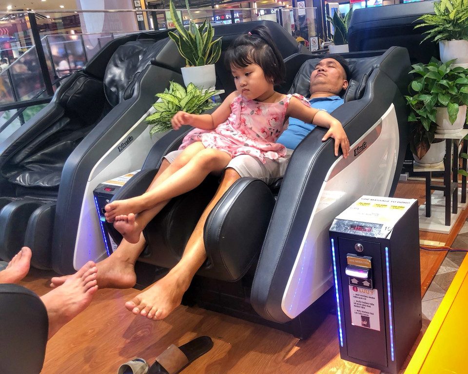Ghế massage tự động luôn được người dân tận dụng để tranh thủ chợp mắt. (Ảnh: Tuấn Đức/TTXVN)