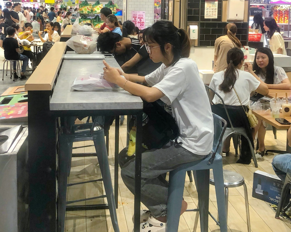 Trước tình hình nắng, nóng gay gắt và một số khu vực bị cắt điện luân phiên, người dân Hà Nội đổ về các trung tâm thương mại để tránh nóng. (Ảnh: Tuấn Đức/TTXVN)