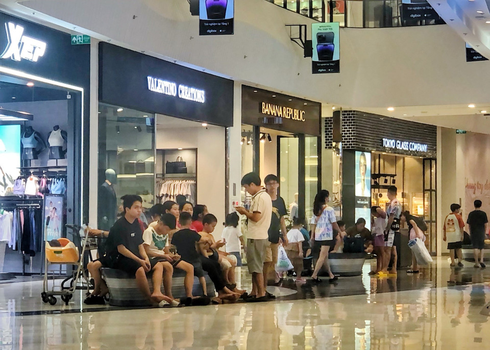 Các ghế ngồi nghỉ tại Trung tâm thương mại AEON Mall Hà Đông (quận Hà Đông, Hà Nội) luôn trong tình trạng kín chỗ. (Ảnh: Tuấn Đức/TTXVN)