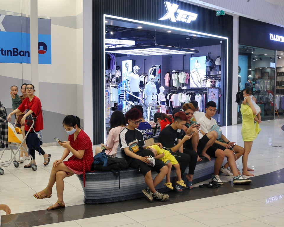 Các ghế ngồi nghỉ tại Trung tâm thương mại AEON Mall Hà Đông (quận Hà Đông, Hà Nội) luôn trong tình trạng kín chỗ. (Ảnh: Tuấn Đức/TTXVN)