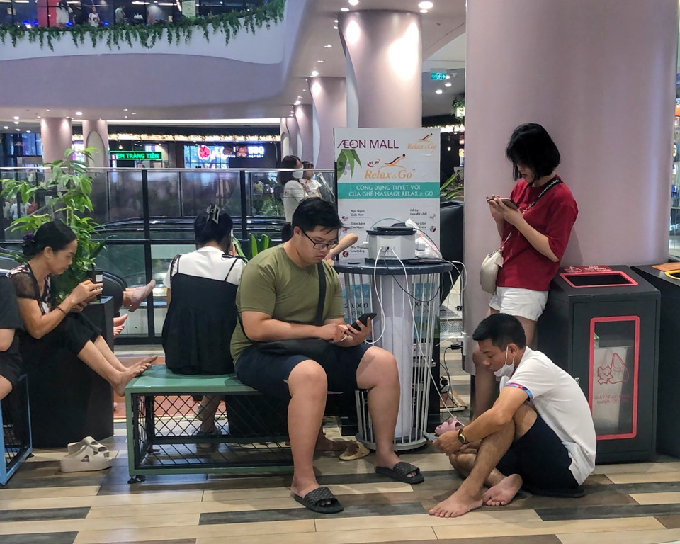 Khu vực nghỉ có phục vụ sạc điện thoại luôn được nhiều người ưa thích. (Ảnh: Tuấn Đức/TTXVN)