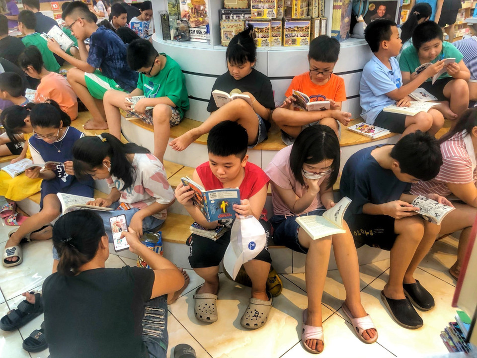 Nhà sách tại trung tâm thương mại là nơi ngồi nghỉ ưa thích của các em nhỏ. (Ảnh: Tuấn Đức/TTXVN)