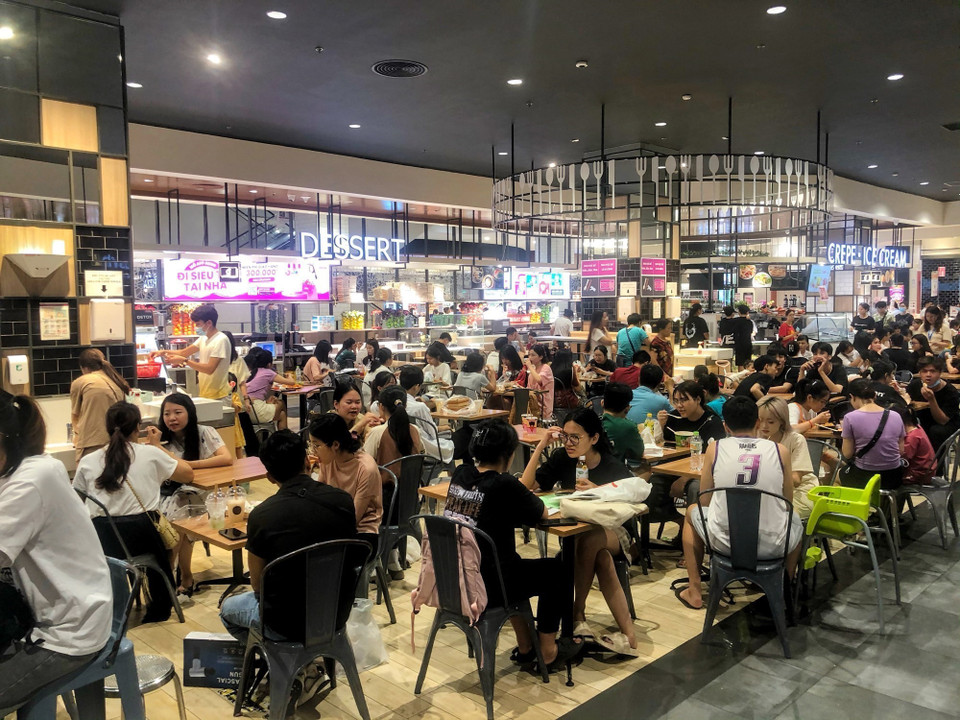 Các cửa hàng dịch vụ ăn uống hầu như không còn chỗ trống. (Ảnh: Tuấn Đức/TTXVN)