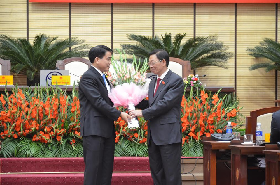 Ông Nguyễn Thế Thảo, Nguyên Chủ tịch Ủy ban Nhân dân thành phố Hà Nội, chúc mừng ông Nguyễn Đức Chung. (Ảnh: Nguyễn Văn Cảnh/Vietnam+)