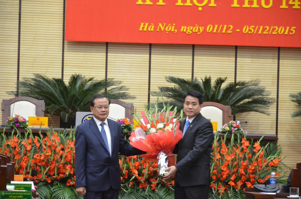 Ông Phạm Quang Nghị, Chỉ đạo Thành ủy Hà Nội, chúc mừng ông Nguyễn Đức Chung được bầu làm chủ tịch UBND thành phố Hà Nội. (Ảnh: Nguyễn Văn Cảnh/Vietnam+)