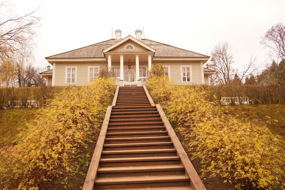 Khung cảnh đẹp như tranh mở ra từ cửa nhà Pushkin. (Ảnh: Duy Trinh/TTXVN)