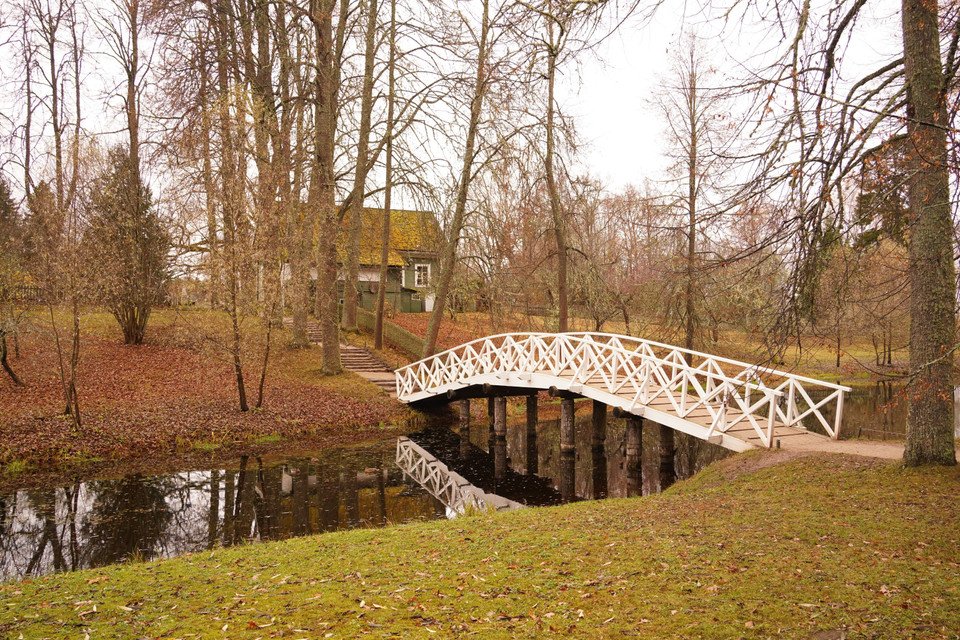 Cây cầu cong soi bóng nước dẫn đến điền trang. (Ảnh: Duy Trinh/TTXVN)