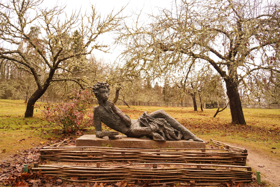 Tượng Pushkin bên vườn táo cổ, rêu phong. (Ảnh: Duy Trinh/TTXVN)