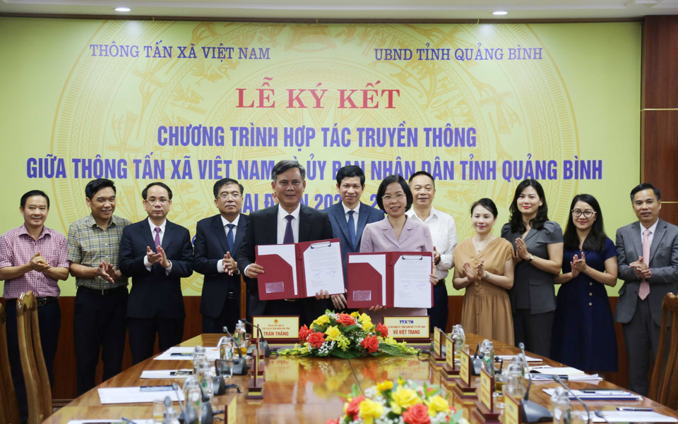 Tổng Giám đốc TTXVN Vũ Việt Trang và Chủ tịch UBND tỉnh Quảng Bình Trần Thắng ký kết văn kiện hợp tác truyền thông giai đoạn 2023 - 2026. (Ảnh: Tá Chuyên/TTXVN)