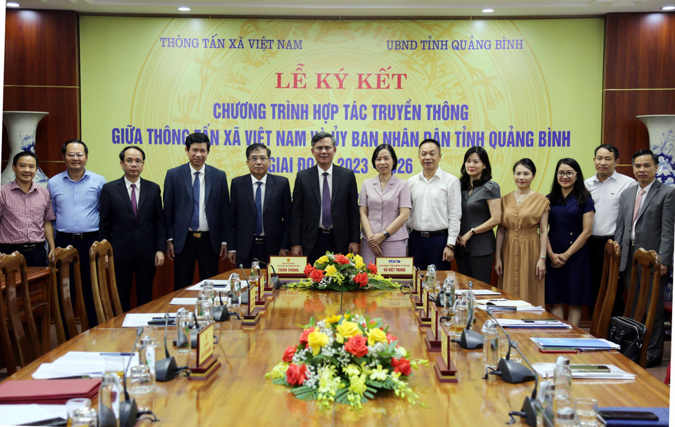 Lãnh đạo UBND tỉnh Quảng Bình và TTXVN chụp ảnh lưu niệm sau lễ ký kết. (Ảnh: Tá Chuyên/TTXVN)