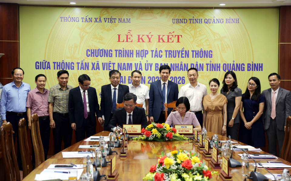 Tổng Giám đốc TTXVN Vũ Việt Trang và Chủ tịch UBND tỉnh Quảng Bình Trần Thắng ký kết văn kiện hợp tác truyền thông giai đoạn 2023 - 2026. (Ảnh: Tá Chuyên/TTXVN)