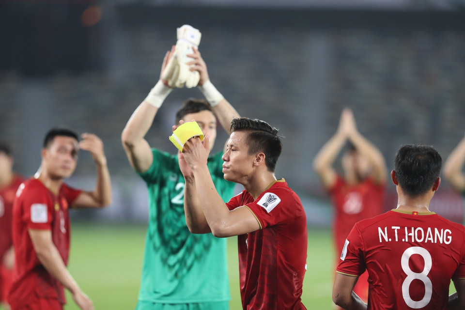 Các tuyển thủ cảm ơn các cổ động viên đã cổ vũ cho đội bóng. (Ảnh: Hoàng Linh/TTXVN)