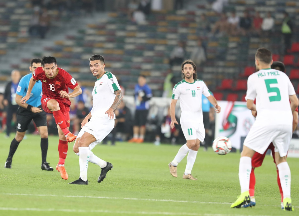 Tiền vệ Hùng Dũng sút bóng. (Ảnh: Hoàng Linh/TTXVN)